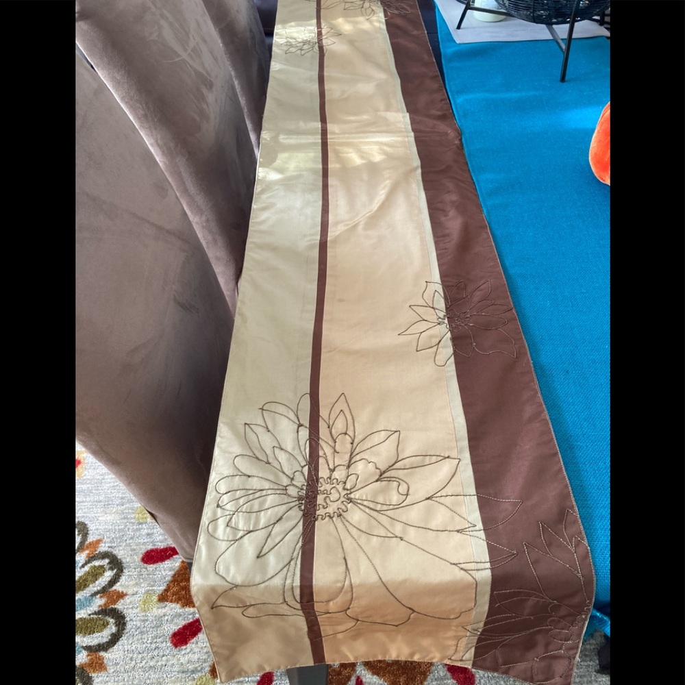 Decor silk floral table runner